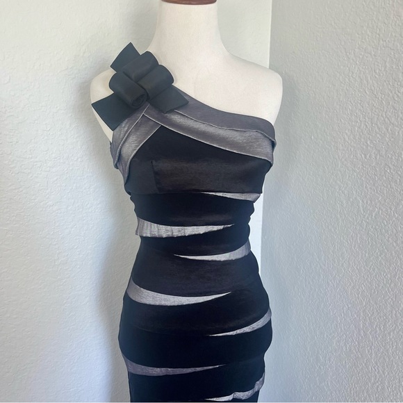 Betsy & Adam One Shoulder Mermaid Gown Size 2 - Picture 3 of 10